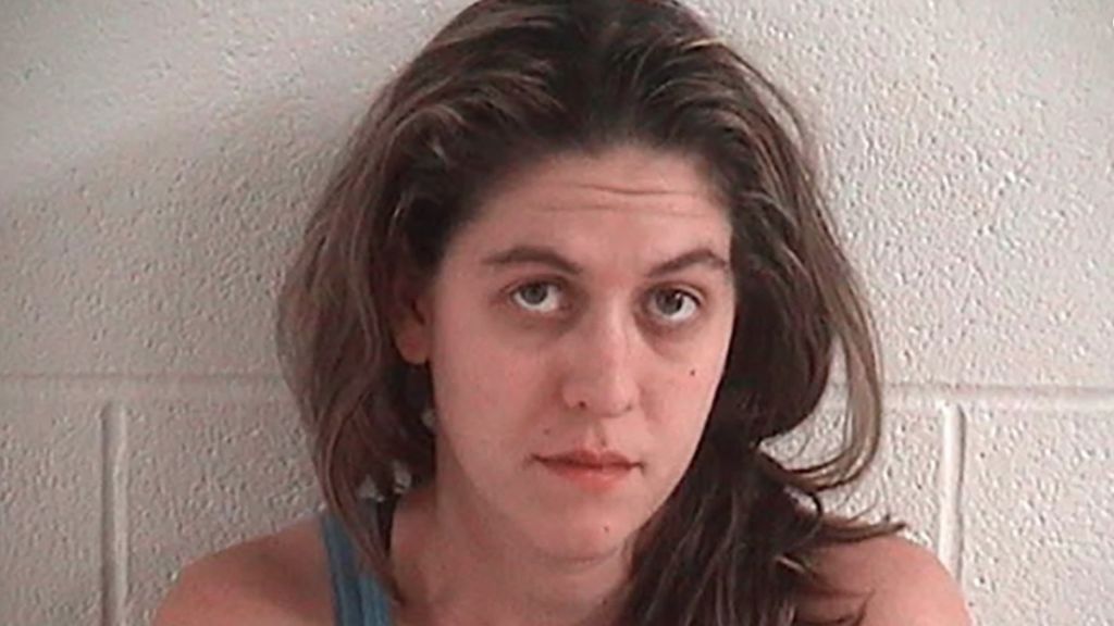 Un nene le disparó a su hermana, la madre le curó las heridas, se fue a trabajar y los dejó solos | Internacionales