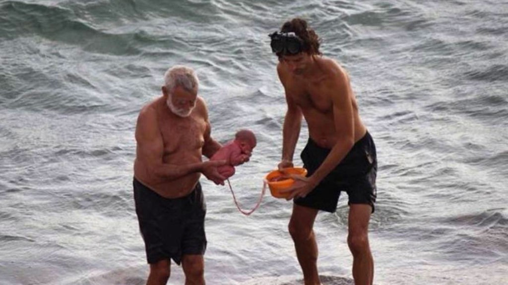 Parto acuático: una turista tuvo a su hijo en el Mar Rojo, en Egipto | Redes