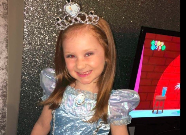 Descubrieron que su hija tenía un tumor cerebral porque notaron algo "diferente" en su sonrisa | Internacionales