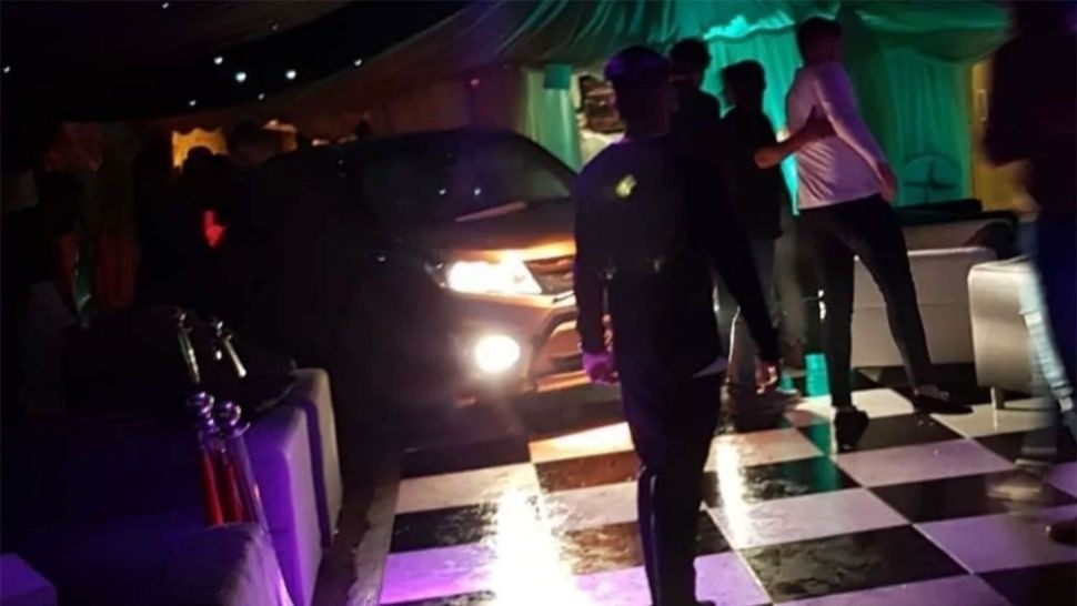 Lo echaron de una fiesta y se metió con su camioneta adentro del boliche: hay 13 heridos | Internacionales