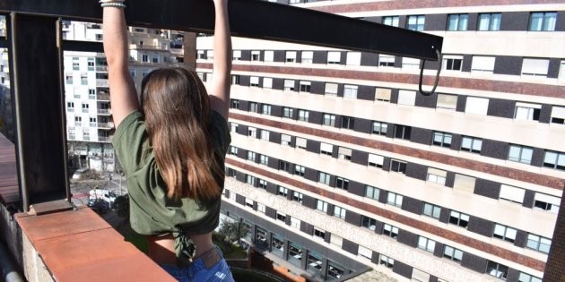 Rescataron a una joven que se colgó de una azotea para sacarse una foto | Internacionales