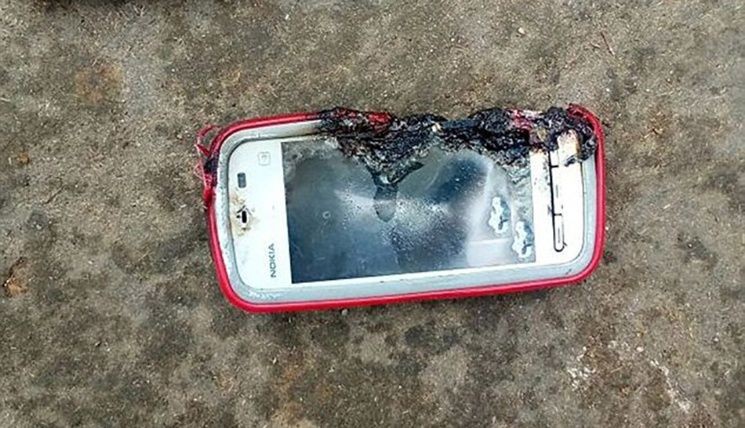 Le explotó el celular mientras hablaba y murió | Internacionales