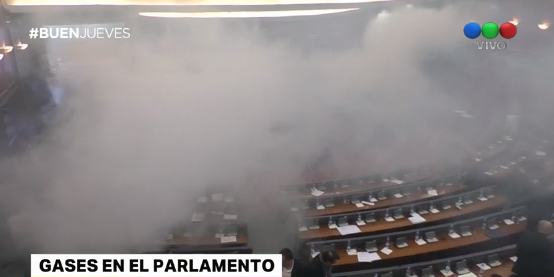 Tiraron gases lacrimógenos en el Parlamento para impedir una votación | Internacionales
