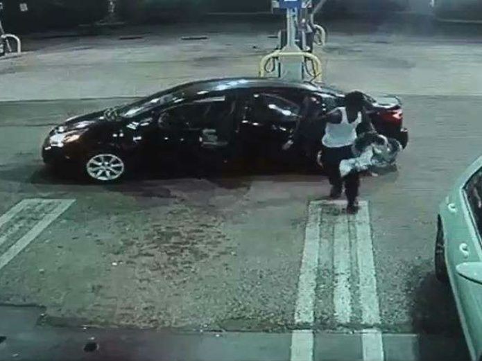 La increíble reacción de un ladrón que se robó un auto con un bebé a bordo | Redes