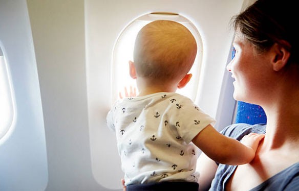 El tierno gesto de los padres de una bebé durante un vuelo que se viralizó en las redes | Redes