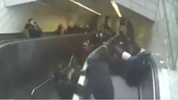Video: una escalera mecánica se "tragó" a un hombre | Redes