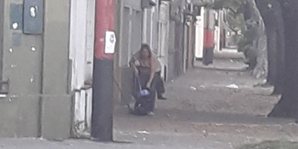 Rosario: un vecino sorprendió a la intendenta barriendo la vereda de su casa | Actualidad