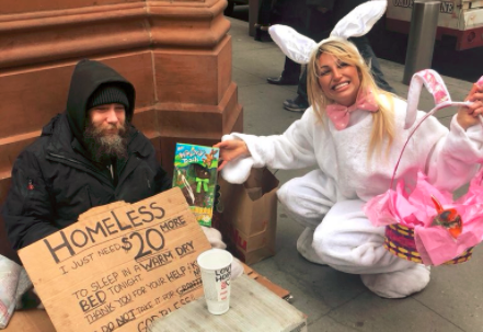 Vicky Xipolitakis recorrió las calles de Nueva York vestida de conejo y regaló huevos de Pascua | Espectáculos