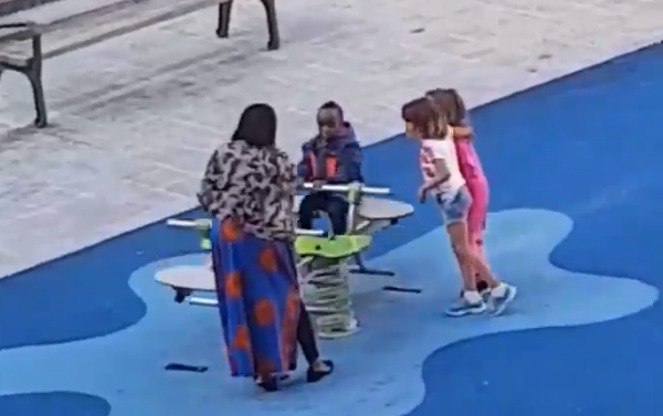 Indignación en las redes por la agresión de dos menores a un nene negro en un parque infantil | Redes