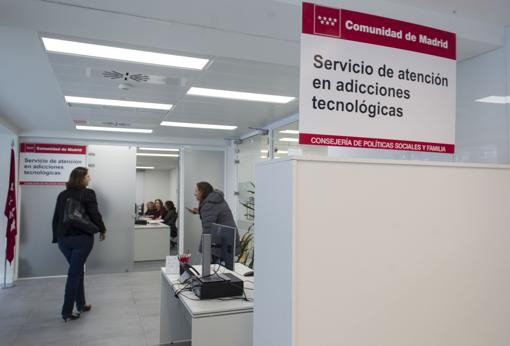 Atención padres: España inaugura el primer servicio para adolescentes adictos al móvil | Internacionales