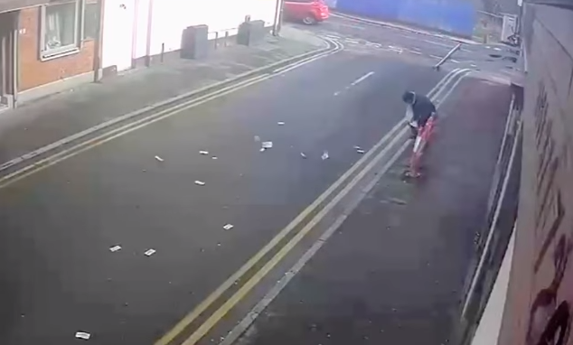 Video: una ráfaga de viento se llevó la plata que un ladrón acababa de robar | Redes