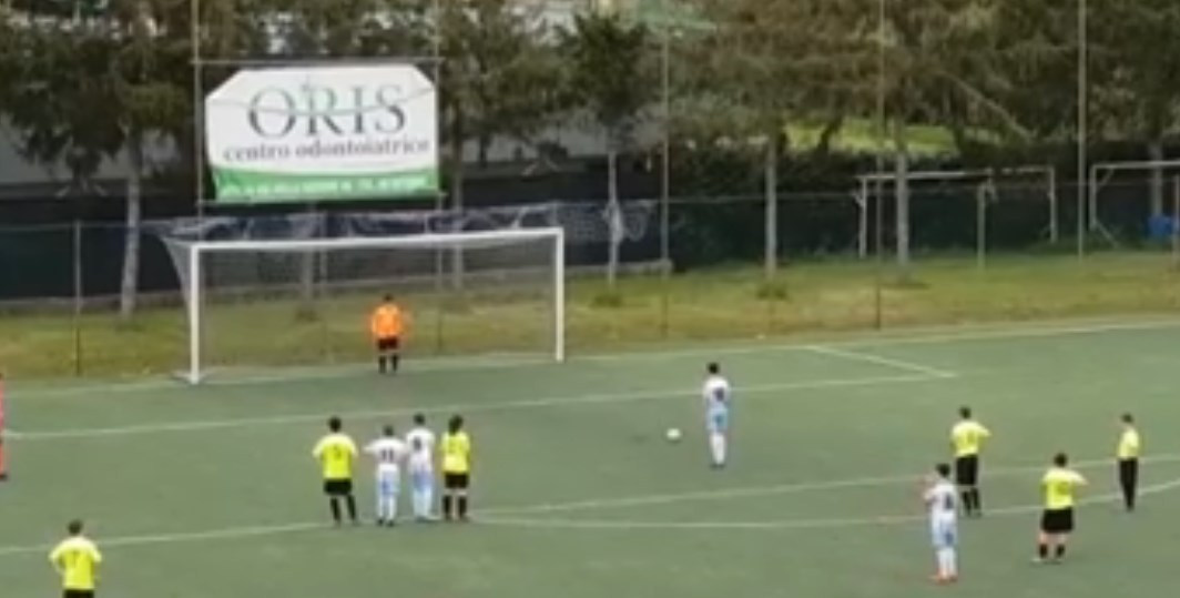 El noble gesto de un jugador juvenil italiano al patear un penal | Deportes