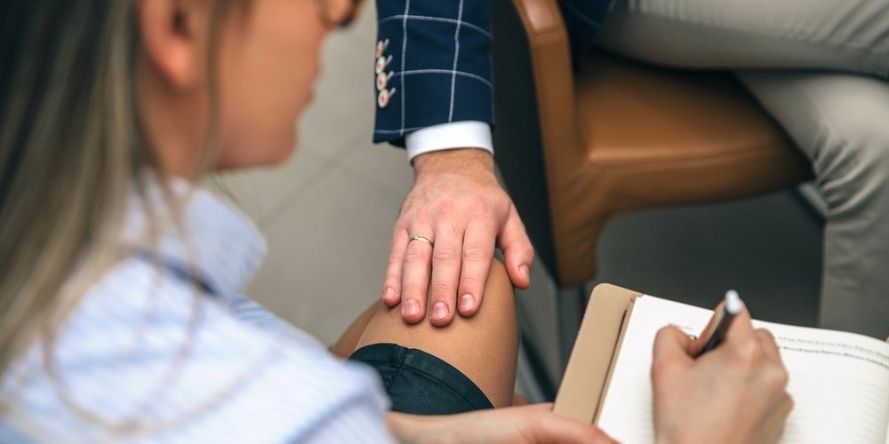 "Relaciones esporádicas" con el jefe, requisito en una oferta laboral para secretaria de dirección | Redes