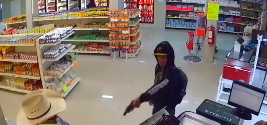 Video: a golpes, detuvo a un ladrón armado en el supermercado | Internacionales