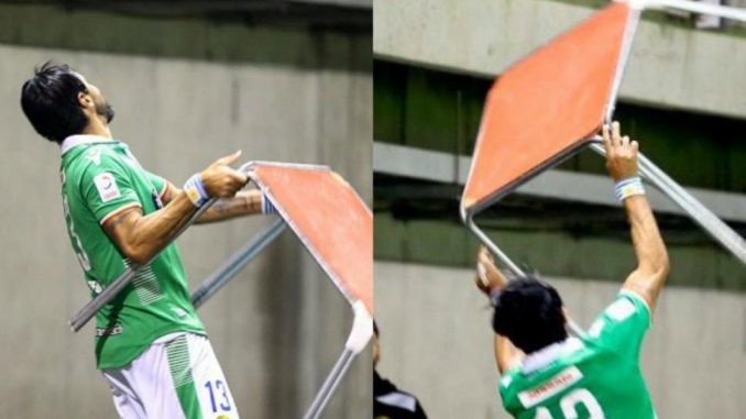 Abreu se puso loco con los hinchas de su club y les tiró una mesa | Deportes