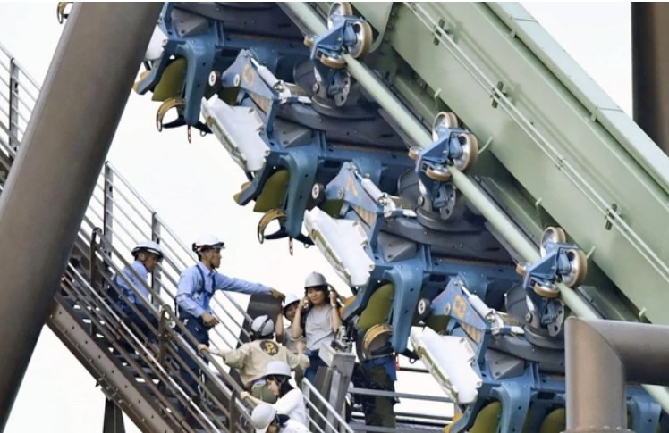 Terror en la montaña rusa: 64 personas quedaron colgadas boca abajo en Japón | Internacionales