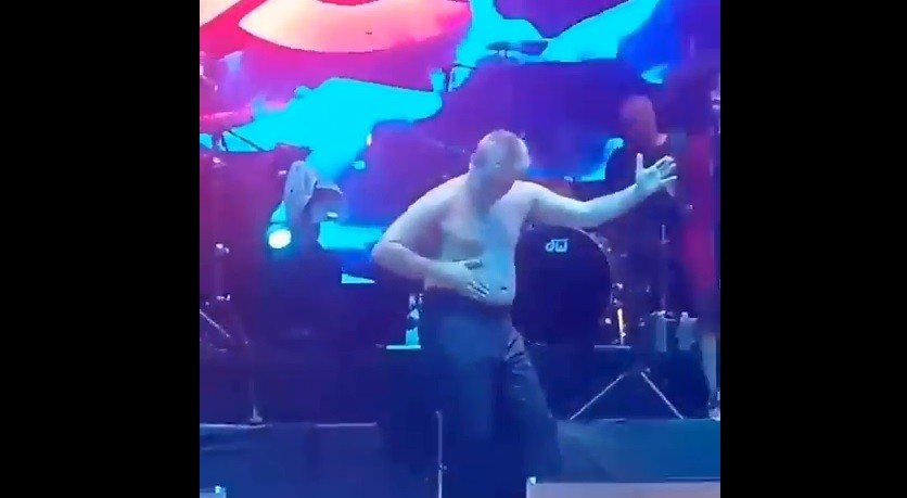 Cristian Castro muestra su panza en un show, baila y se ríe de todos | Espectáculos