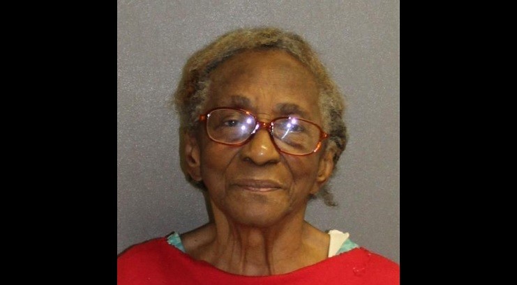 Arrestaron a una mujer de 95 años por pegarle con la chancleta a su nieta | Internacionales