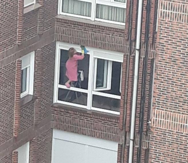 Polémica: la "mujer araña" de la limpieza" | Redes