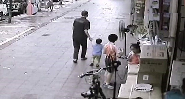 "Solo estaba jugando con él": intentó secuestrar a un nene y quedó grabado | Internacionales