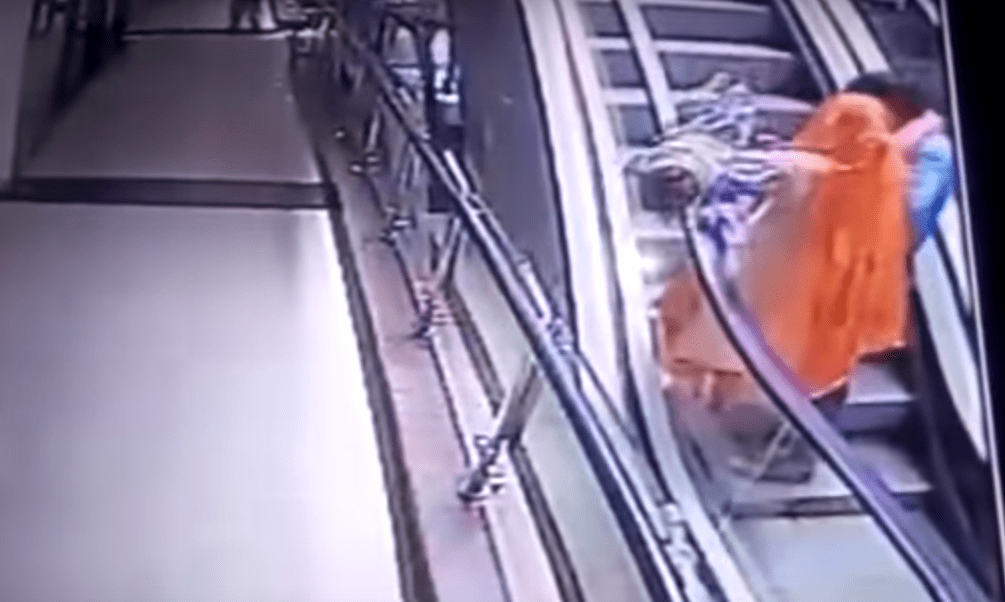 Murió un bebé al caer de las manos a su madre cuando se sacaba una selfie | Internacionales