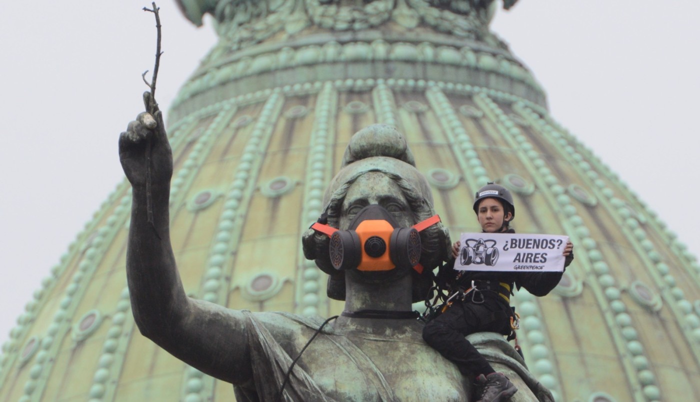 Colocan máscara de oxígeno a la estatua emplazada frente al Congreso | Actualidad