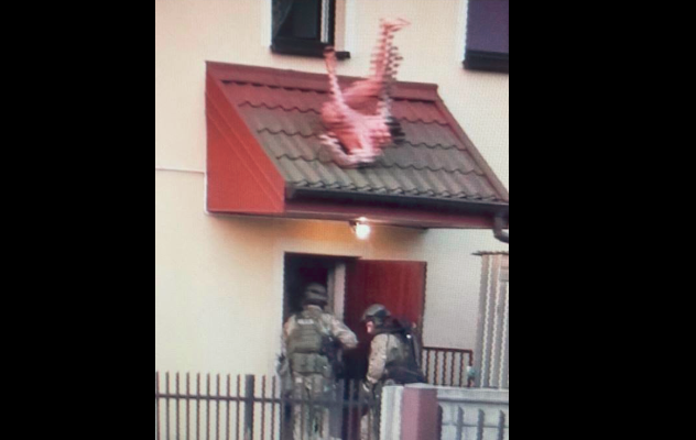 De no creer: intentaba escapar de la Policía, saltó desnudo por la ventana y cayó en manos de los oficiales | Redes