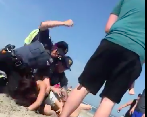 Video: brutal golpiza de un policía a un joven en la playa | Redes