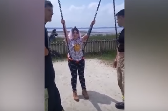 Video: una mamá se quedó atrapada en una hamaca y tuvo que ser rescatada por bomberos | Redes