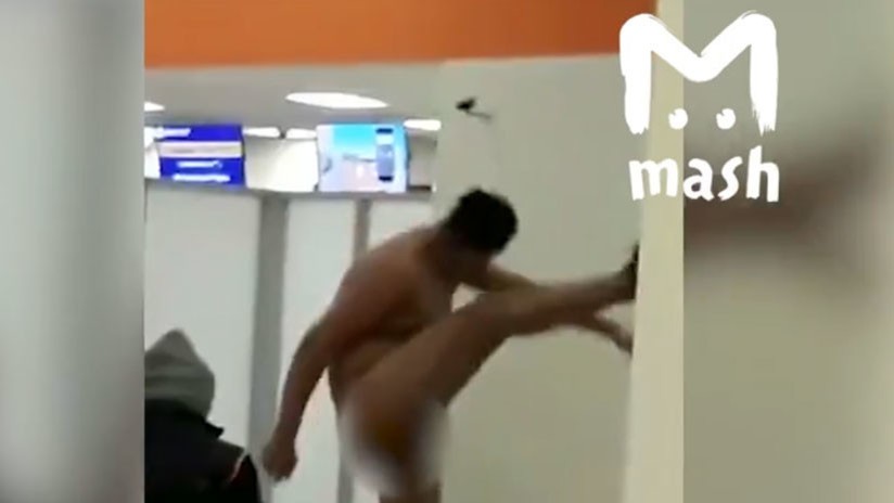 ¿Qué le pasó?: el hombre que baila desnudo en un aeropuerto ruso | Curiosidades