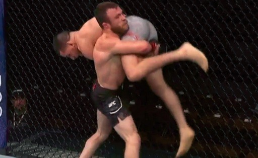 Video blooper: el luchador de MMA que se "autonoqueó" y perdió la pelea | Deportes