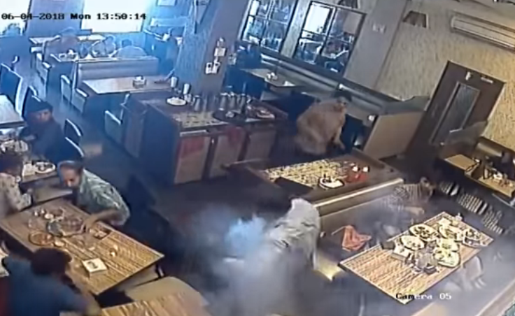 Impresionante video: le explotó el celular en el bolsillo mientras almorzaba en un restaurante | Redes