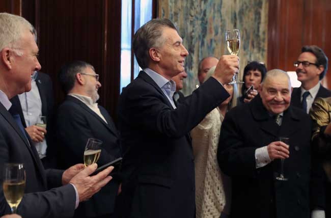 Publicaron el decreto que autoriza aumento salarial extra de 5% "remunerativo" y "no acumulativo" | Política