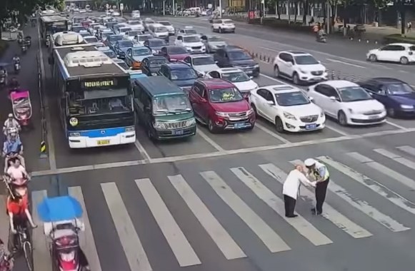 Video conmovedor: un policía le hace caballito a un anciano para ayudarlo a cruzar la calle | Curiosidades