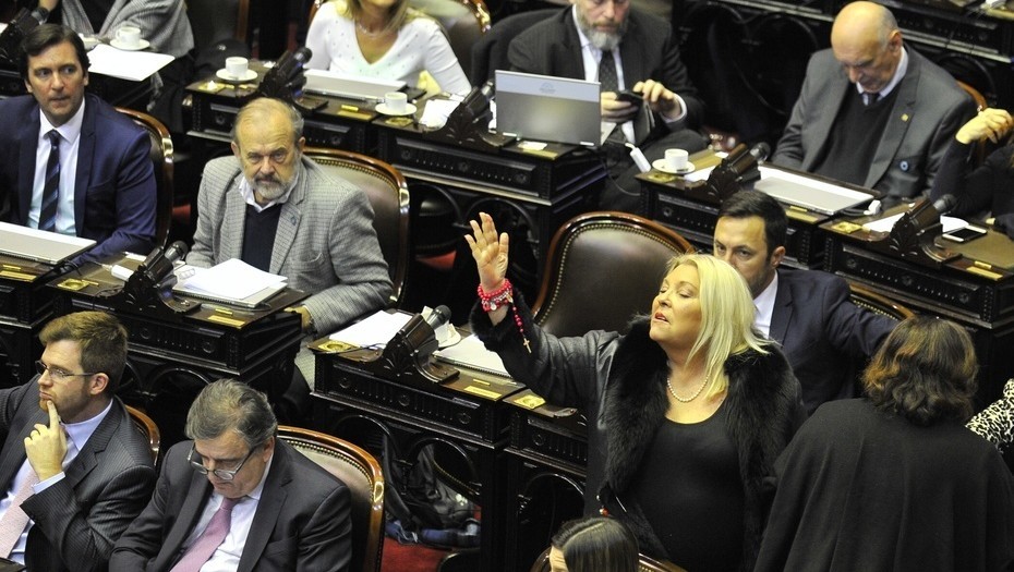 Video: así se retiraba Carrió enojada de Diputados tras la media sanción de la ley de aborto | Política