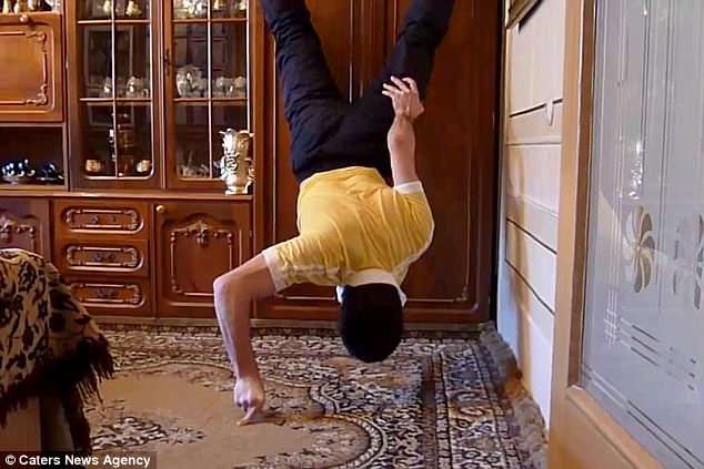 El increíble hombre que hace flexiones apoyado sólo en dos dedos | Curiosidades