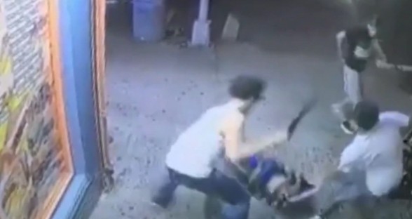 El brutal asesinato a machetazos de un chico al que confundieron con otra persona | Internacionales