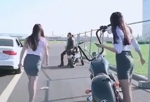 ¿Realidad o truco de video?: la increíble puntería de esta chica al patear una botella de plástico | Redes