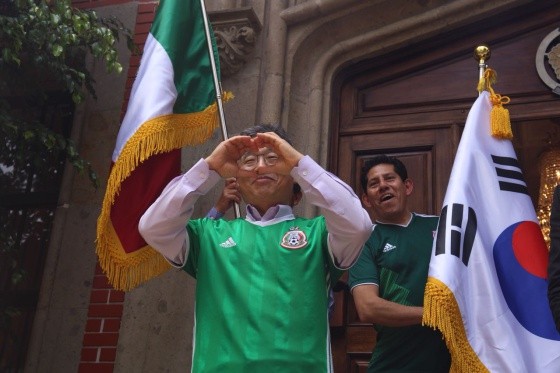 Los mexicanos le agradecieron a los coreanos por su clasificación a octavos de final | Rusia 2018