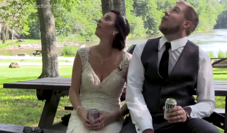 Video: recién casados se salvaron por segundos de ser aplastados por una rama | Redes