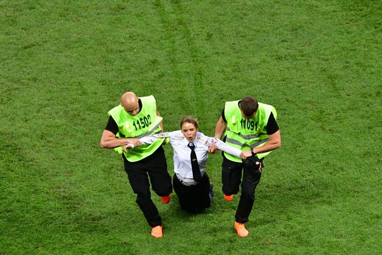 Escándalo en la final: cuatro personas se infiltraron en la cancha en medio del partido | Rusia 2018