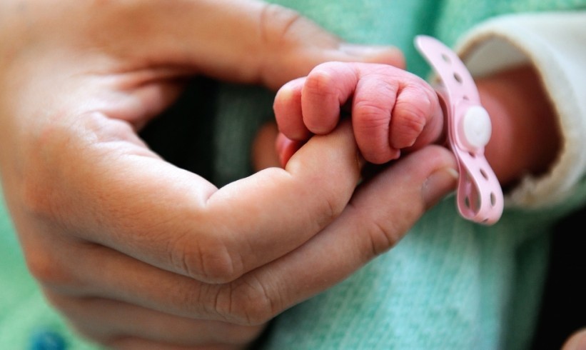 Un hombre advierte sobre la importancia de la higiene personal tras la muerte de su beba | Redes