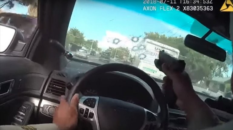 Video escalofriante: un policía dispara a través del parabrisas en una persecución en pleno centro de Las Vegas | Internacionales