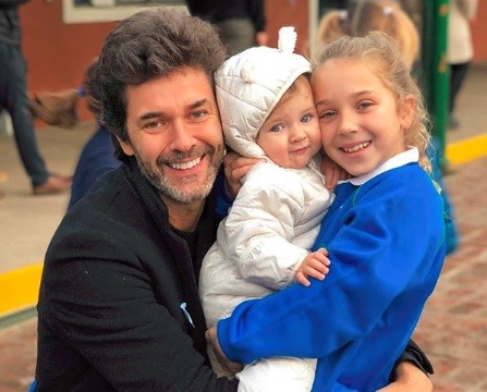 Papá pura ternura: la foto de Mariano Martínez bañando a su pequeña hija Alma | Espectáculos