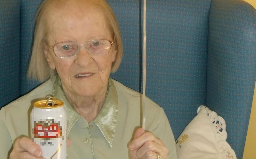 Una mujer de 100 asegura que el secreto de su longevidad es la cerveza | Curiosidades