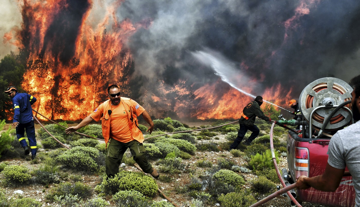 Incendios en Grecia: encontraron a 26 personas abrazadas y carbonizadas en una casa | Internacionales