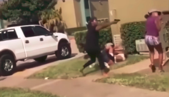 Fuerte video: una madre sacó un arma para frenar una violenta pelea entre su hija y otra adolescente | Redes