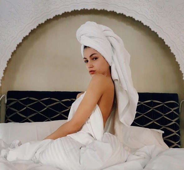 La foto del topless de Úrsula Corberó junto a una amiga | Espectáculos