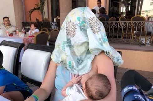Le pidieron que se cubriera mientras le daba el pecho a su hijo y su respuesta se volvió viral | Redes