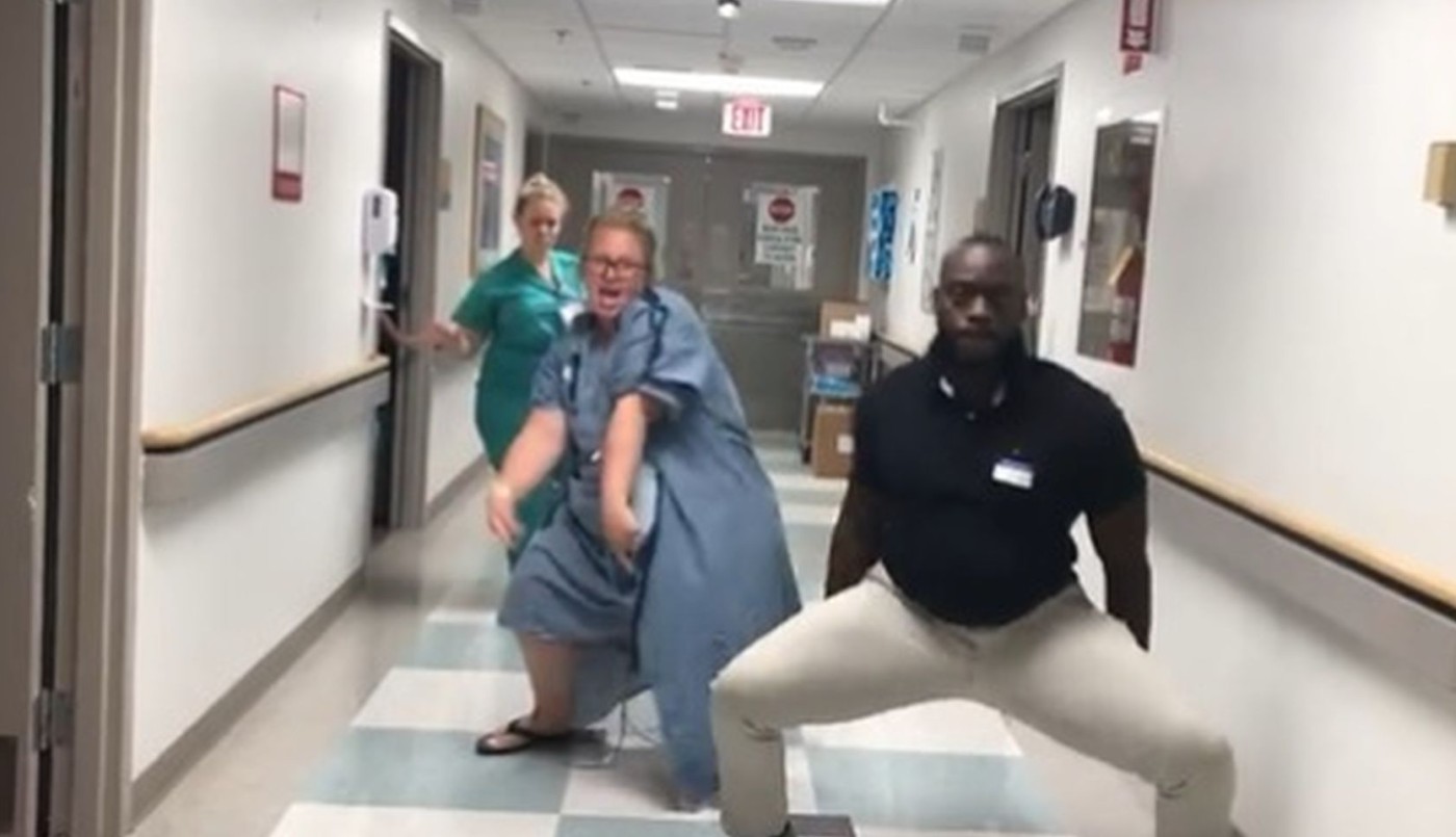 El increíble baile de una mujer embarazada minutos antes de dar a luz | Redes